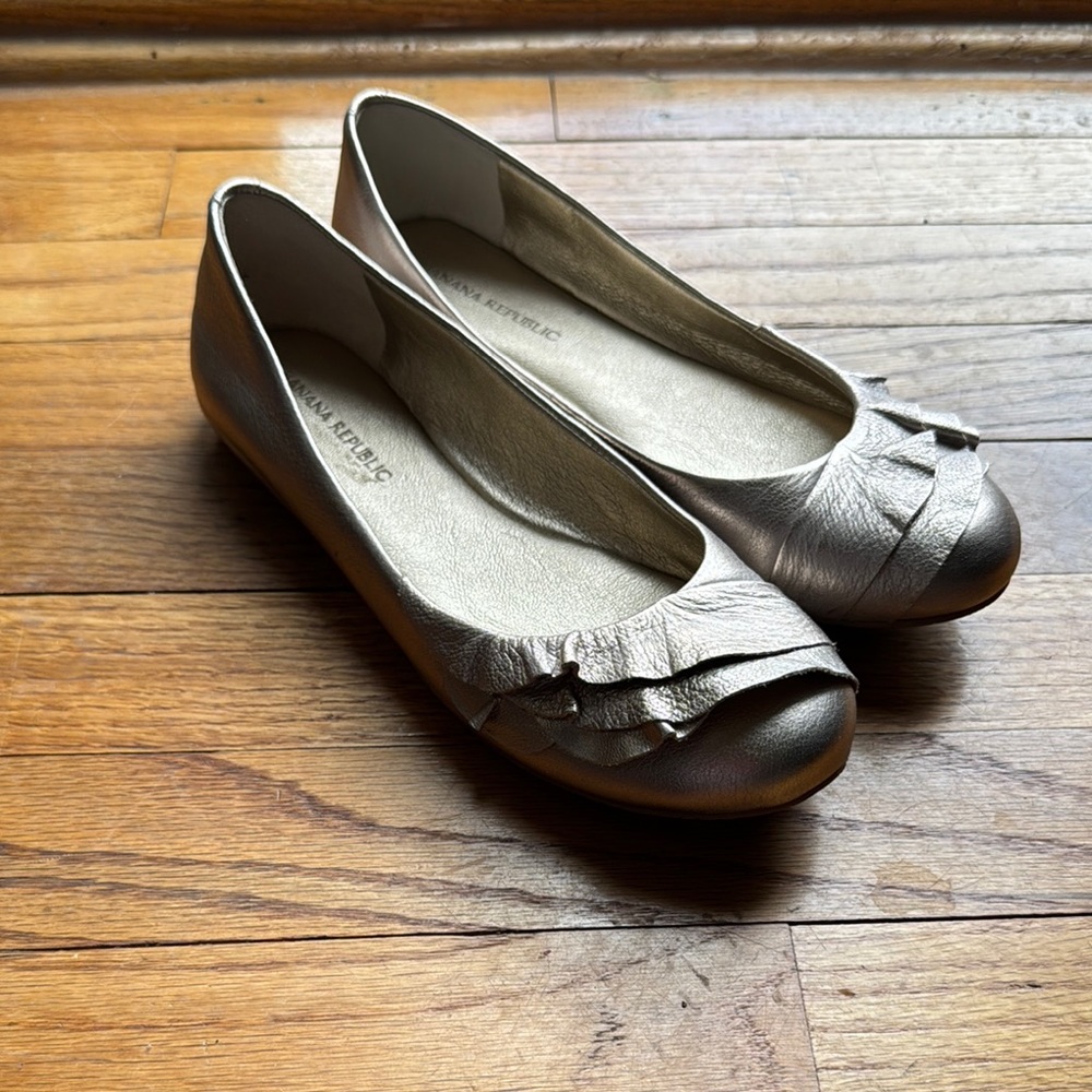 Banana Republic Women's Gold Metallic Flats with Ruffle Accent SZ 6